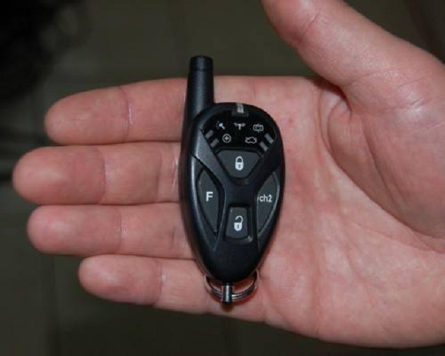 В Киеве полицейские продали автомобильному вору кодграббер