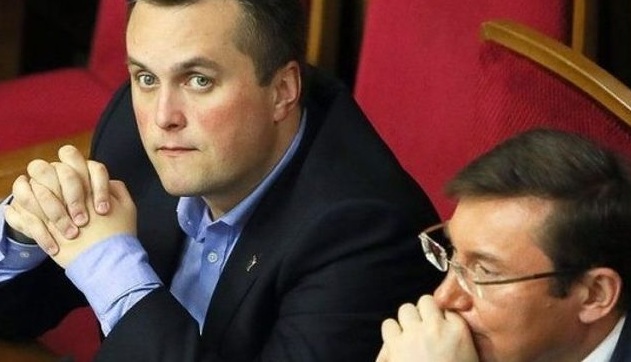 Стали известны зарплаты генпрокурора и главного антикоррупционера страны