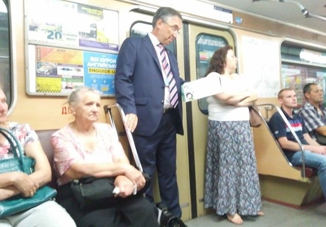 "Отважный человек": в Киеве в метро засекли известного дипломата