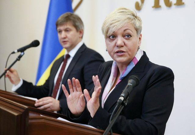 Стало известно почему Порошенко не отправил в отставку свою куму Валерию Гонтареву