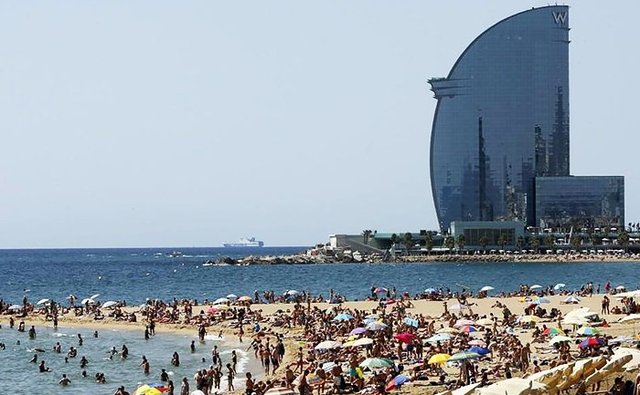 Жители Барселоны протестуют против туристов на городском пляже