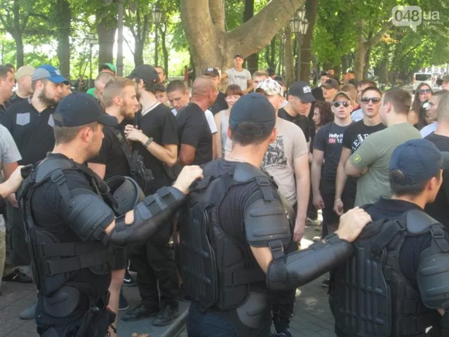 ЛГБТ-марш в Одессе: 400 полицейских охраняли 100 геев — фоторепортаж