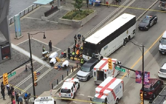 Автобус врізався у натовп у Канаді: багато потерпілих