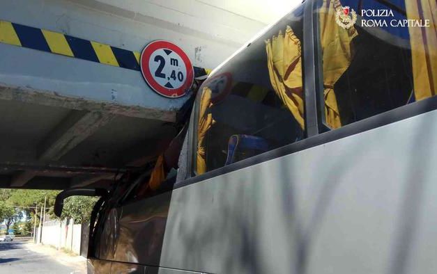 В Риме автобус с туристами протаранил мост: 18 пострадавших