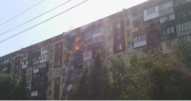 В центре Макеевки сильный пожар: Горит многоэтажка, у пожарных не хватает воды