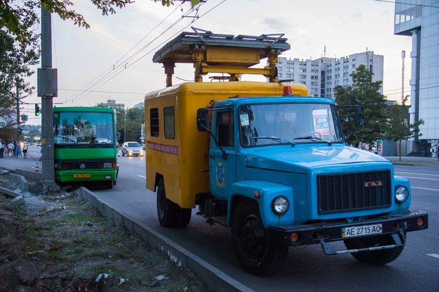 В Днепре маршрутка с людьми врезалась в столб: много пострадавших