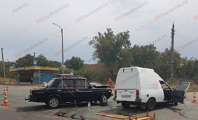 Водитель с мобильным телефоном "устроил" ДТП