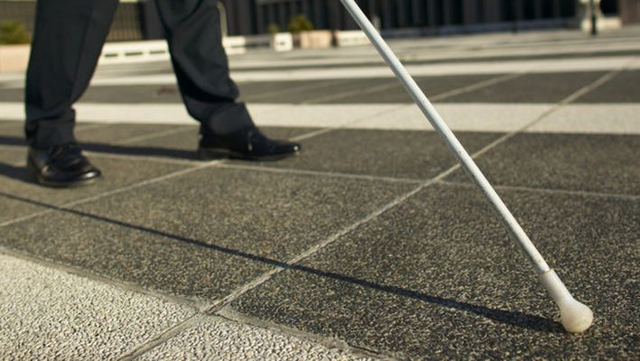 Сломали трость и угрожали закопать: В Днепре работники рынка избили слепого