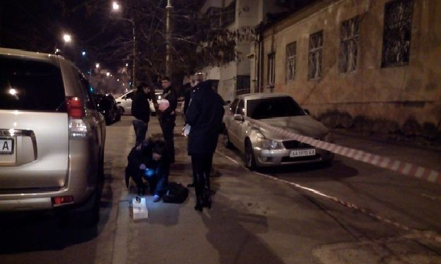 В Одессе среди бела дня мужчина стрелял из пистолета в обидчика