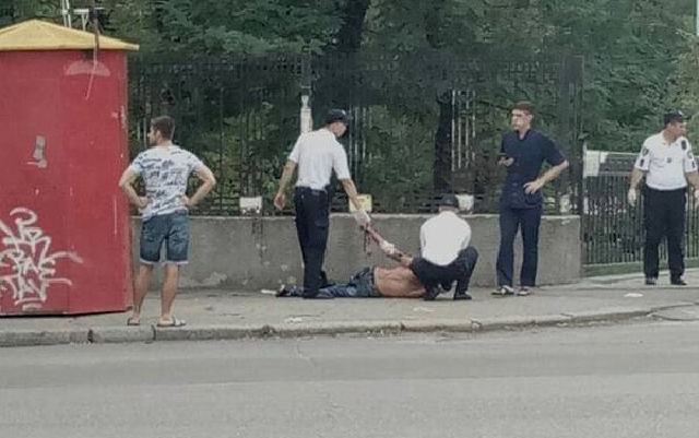 В Николаеве окровавленный мужчина бегал по улице от врачей «скорой помощи»