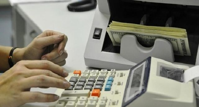 Украинцам снова поднимут цены на самые ходовые банковские услуги