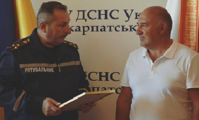 В Ужгороде наградили украинца, который спас австрийскую туристку от акулы