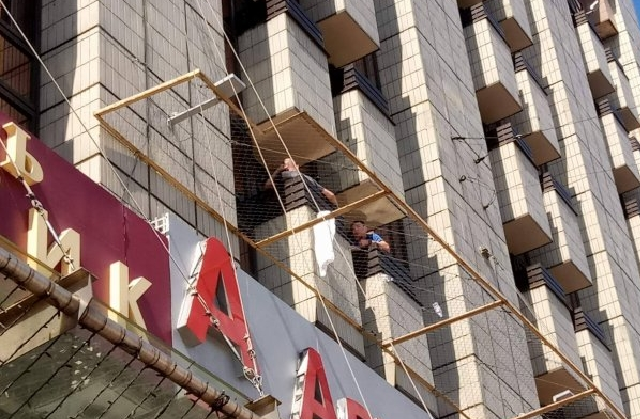 Мужчина, угрожавший прыгнуть с 3 этажа гостиницы, вернулся в номер