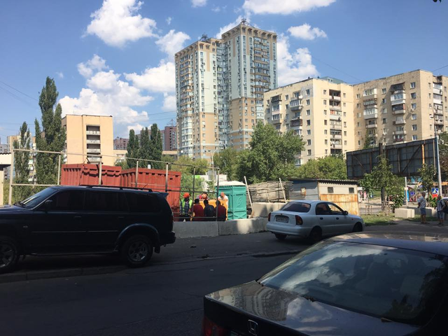 В Киеве на Голосеево разгорается строительный конфликт: пригнали автобус с титушками-«АТОшниками»