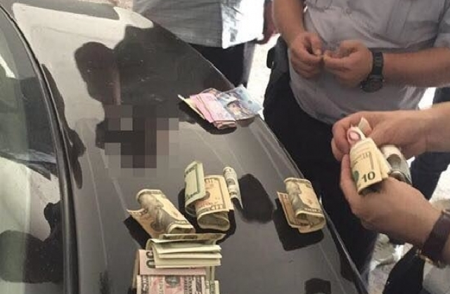 В Запорожье сотрудников полиции задержали на взятке следователю