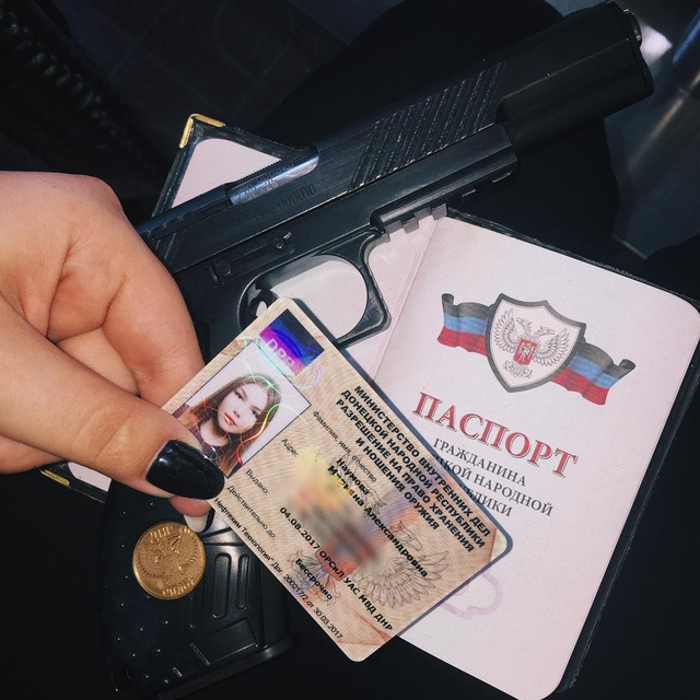 Четырехкратной чемпионке мира подарили оружие "защищать российский Донецк": фотофакт