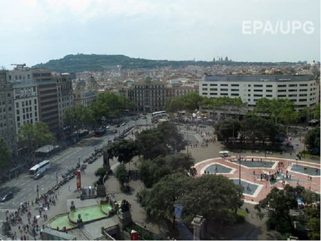 Полиция Барселоны ведет переговоры с вооруженными людьми, захватившими заложников – СМИ