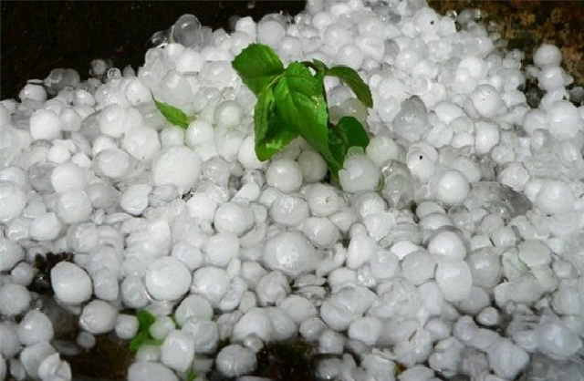 Центр Львова засыпало градом размером с яйцо