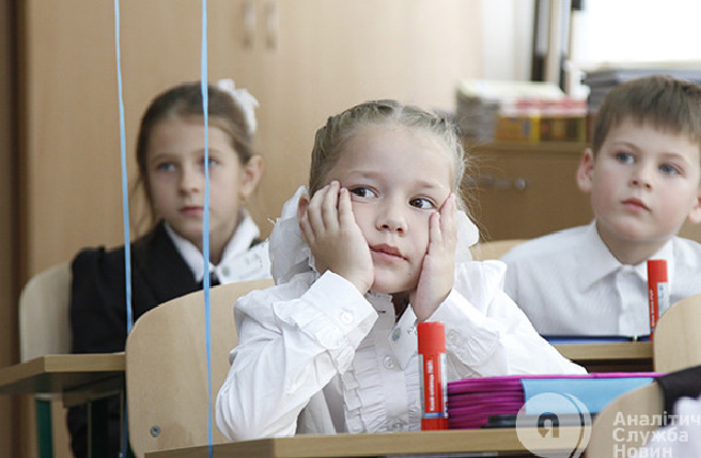 "Потная" школьная форма и тетради, портящие зрение. Как производители обманывают детей