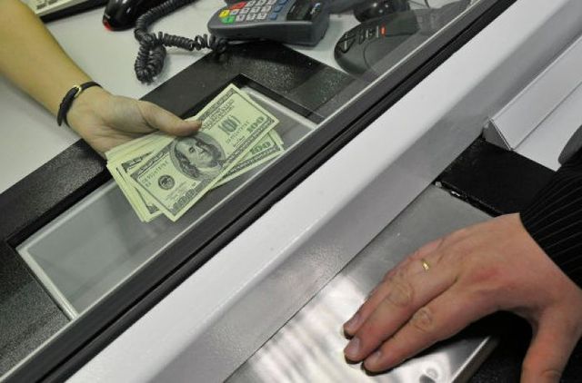 Украинец с долларами и евро под матрасом занервничал: свежий курс от НБУ