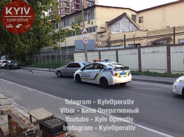 В Киеве патрульного одолел сон за рулем и он въехал в Mercedes