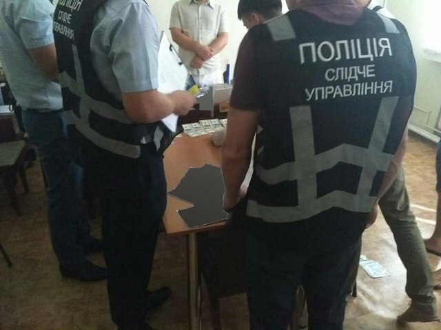 Чиновник из Запорожской ОГА попался на взятке а 2 тыс долл