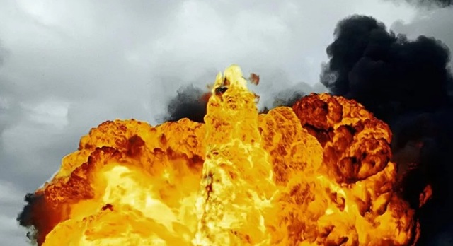 Пожар в Днепре: огонь перекинулся на жилые дома