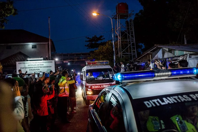 Смертельный сход поезда: десятки погибших