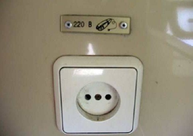 "Шок. Укрзалізниця вообще обалдела": У мережі обурилися розцінками на елементарну "послугу" у вагонах