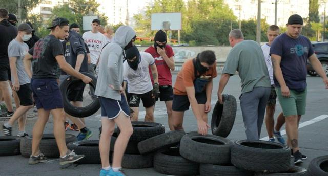 На Ревуцкого титушки, которые перекрывали дорогу, проломили голову охраннику заправки