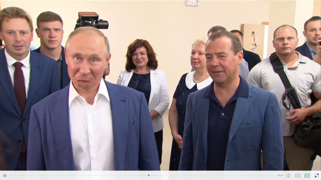 «Бухие парни»: фото Путина и Медведева в Крыму вызвало истерику в соцсетях