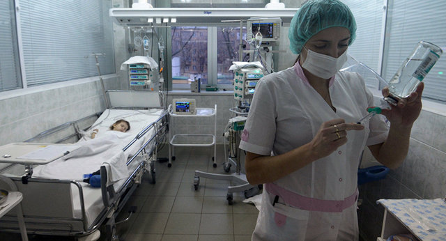 В Харькове 2-летний малыш упал на острый нож