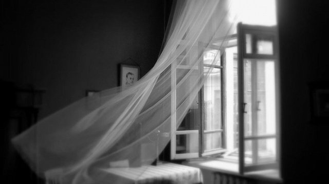 В Николаеве девушка оставила записку и выбросилась из окна многоэтажки