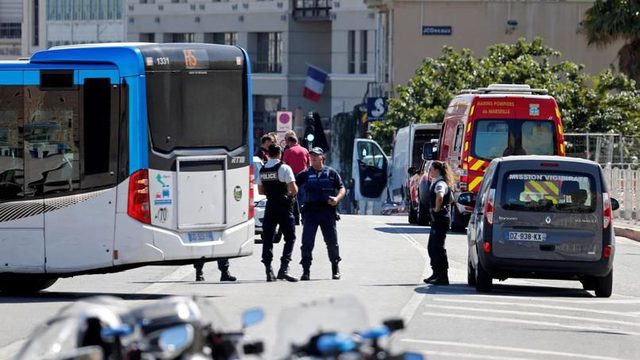 В Марселе автомобиль врезался в две автобусные остановки