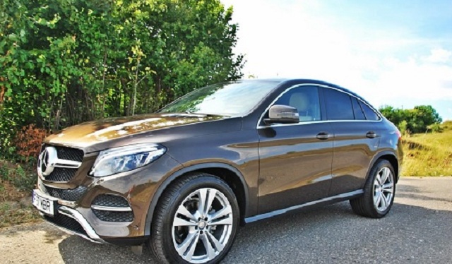 Заступниці начальника ЦНАП подарували елітний позашляховик за кілька мільйонів