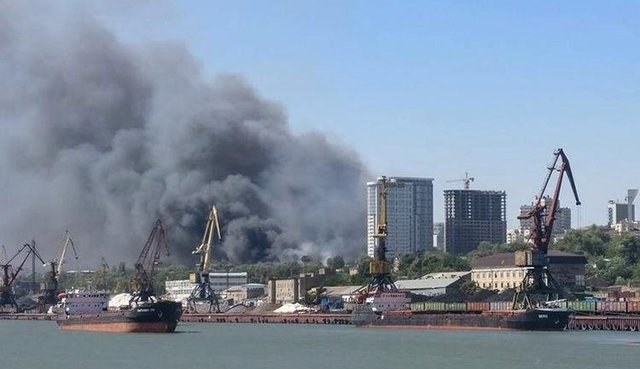 Масштабный пожар в России: В Ростове полыхает целый жилой квартал, слышны взрывы