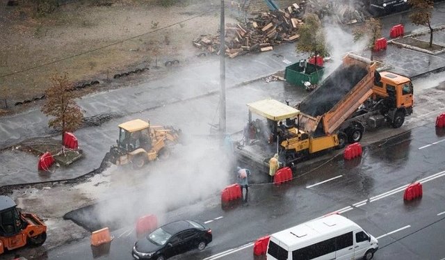 В Киеве показали печальное состояние нового асфальта