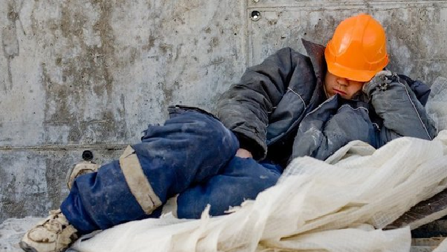 "Чем больше выедут за границу, тем меньше в Украине будет безработных" - экономист