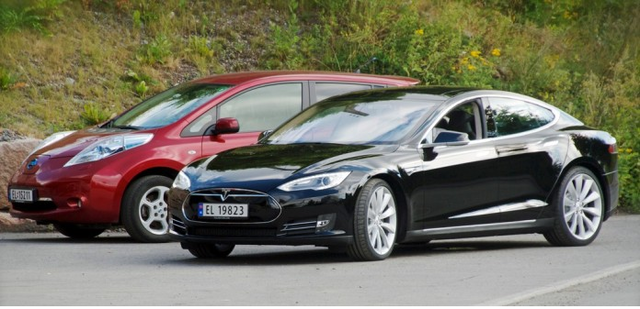 Украинцы нашли нестандартное применение дорогому электрокару