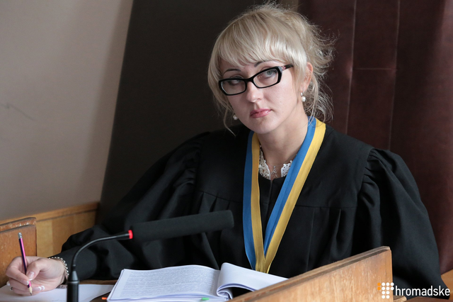 Суд визнав протиправним застосування поліцейськими кайданків до судді Кицюк