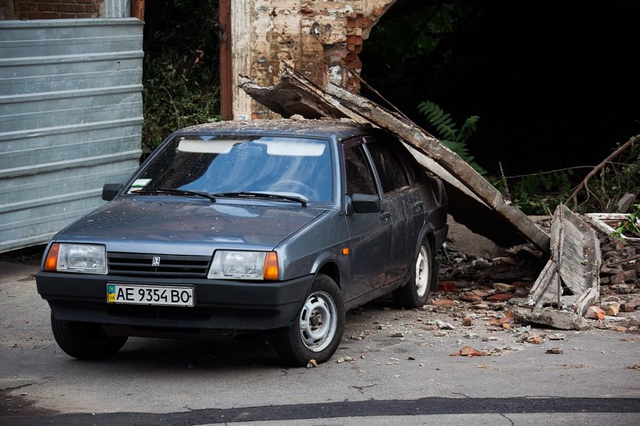 В центре Днепра балкон здания обвалился на стоящий под ним автомобиль