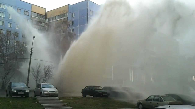 У Києві сталася комунальна аварія, гарячий гейзер б’є до четвертого поверху