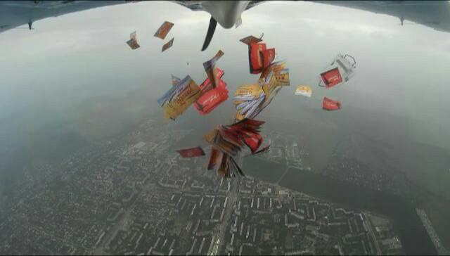 Партизаны сбросили поздравительные листовки над оккупированным Луганском