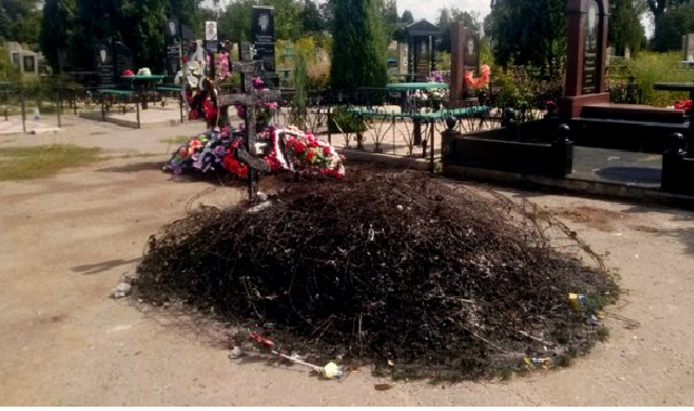 Могилу бойца АТО нашли дотла сожженной в Донецкой области