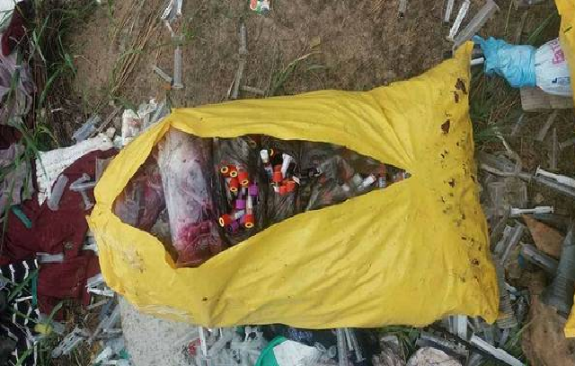 Под Киевом обнаружена незаконная свалка медицинских отходов