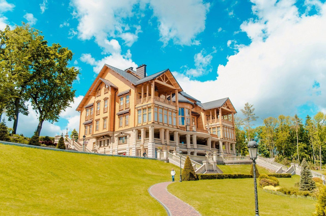 В Межигорье установили «памятник Януковичу»