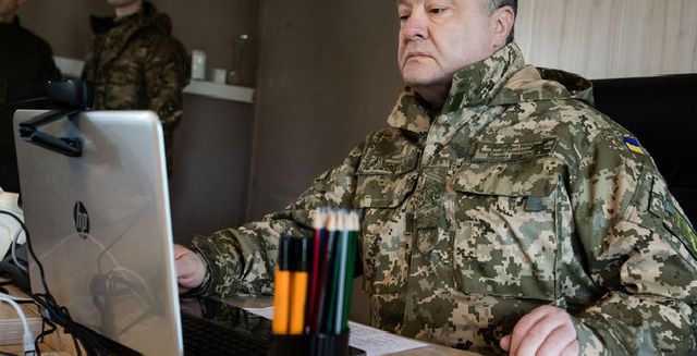 Попались: в сети раскрыли ботов Порошенко. Что они пишут