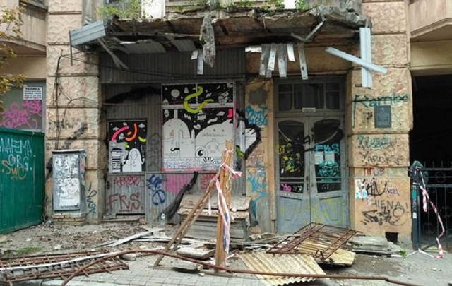 В центре Киева обвалился балкон исторического здания