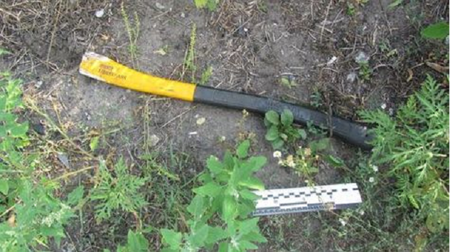 На столичных Осокорках мужчина набросился с топором на соседа