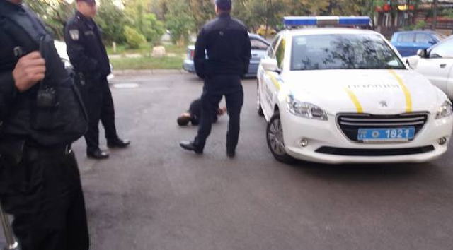 Подробности ЧП возле медцентра в Киеве: мужчина нападал на прохожих с ножом